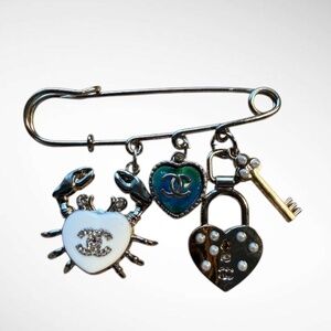 💙💚 Silver Pin w/ Charms Scarf Pin or Jacket Pin Crab Hearts and Lock/Key